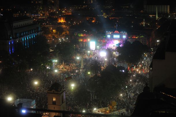 Multitudinaria concurrencia a la Plaza de Mayo para participar de los festejos