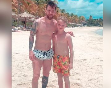 Messi se vistió de terrenal y jugó al fútbol con nenes en la playa