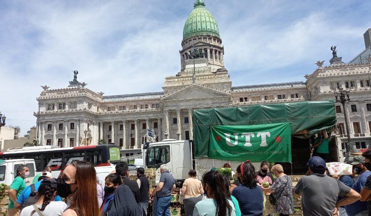 Productores realizan un verdurazo y acampe frente al Congreso