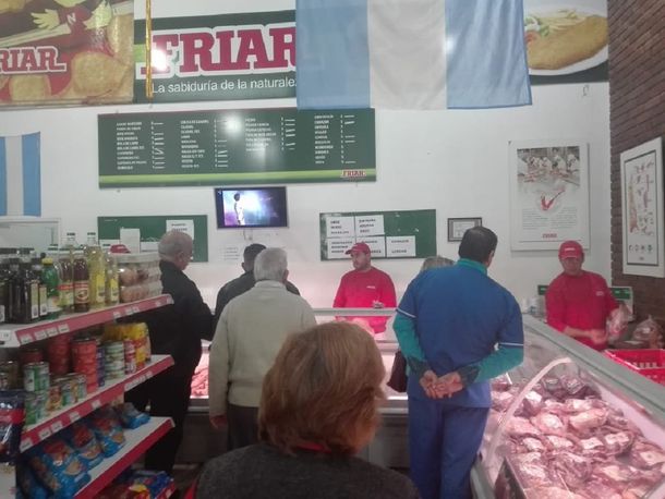 Hicieron cola desde las 6 de la mañana para comprar carne a $149 y en una hora se agotó