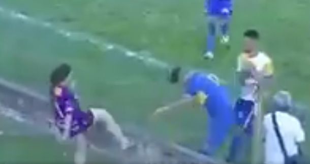 La hincha de la que todos hablan: le pegó una patada a un jugador en pleno partido