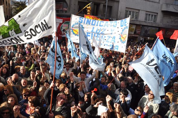 Estatales cordobeses marchan contra el ajuste previsional de De la Sota