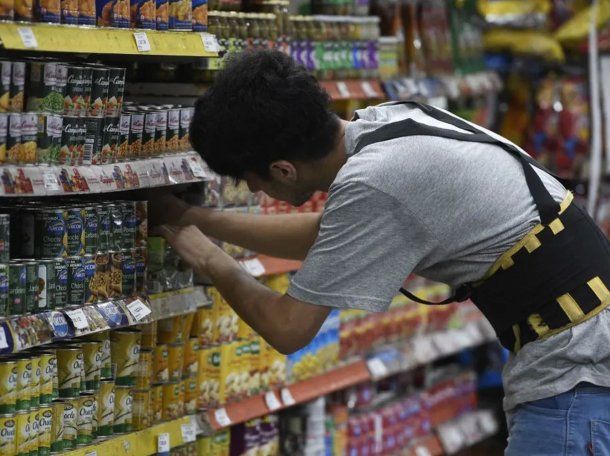 Empleados de comercio cobran el último tramo del aumento de salarios en marzo: cuánto recibirán