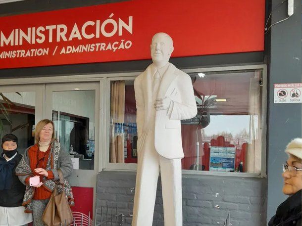 Uruguay: una estatua de Carlos Gardel se hizo viral por su falta de parecido