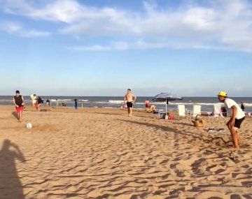 Churrero y turistas definieron por penales por una docena en plena playa