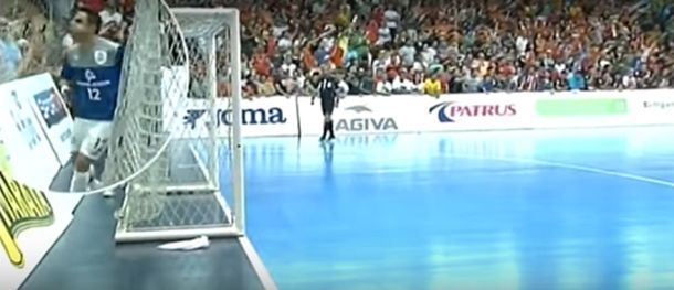 VIDEO: El brasilero Falcao se olvidó de los goles y escupió a hinchas