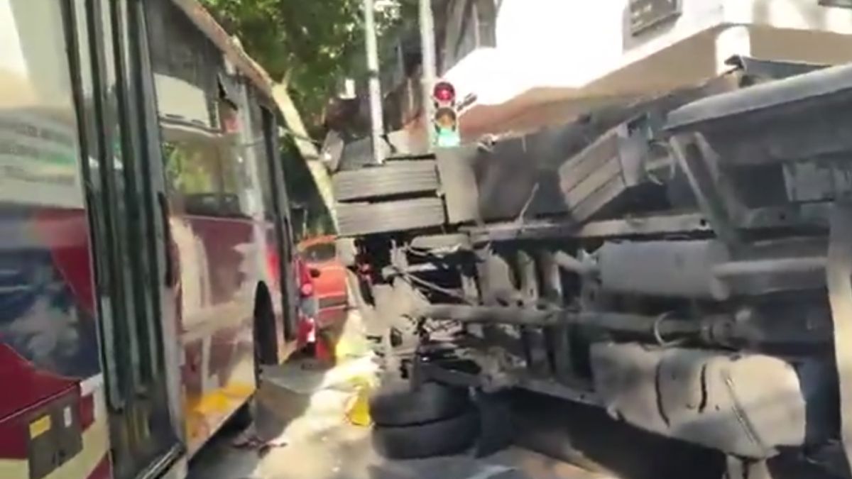 Fuerte choque entre un colectivo y un camión en Almagro dejó al menos ...
