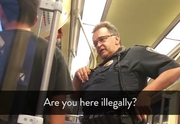 El acoso policial fue captado por un pasajero de subte