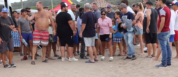 Insólita marcha de turistas para poder usar los cuatriciclos en la playa