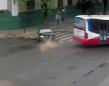Así fue el impresionante choque de un auto con un colectivo en Colegiales