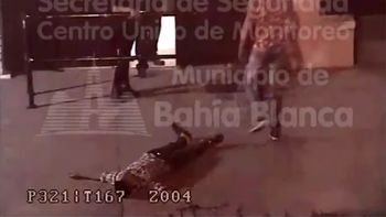 video: un hombre golpeo a otro a la salida de un boliche y lo desmayo video: un hombre golpeo a otro a la salida de un boliche y lo desmayo