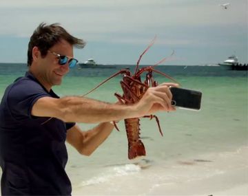 Una langosta atacó la mano derecha de Federer y estuvo a punto de herirlo