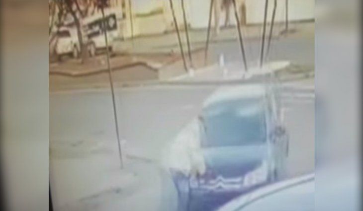 Trágico: atropelló a un hombre mayor con su auto y lo arrastró varios metros