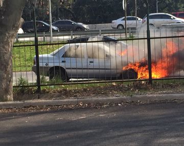 Se prendió fuego un auto al lado de la General Paz