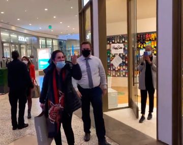 VIDEO: Insólita protesta de manifestantes antibarbijos deriva en incidentes en un shopping