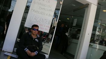 Se encadenó en la puerta de la obra social Se encadenó en la puerta de la obra social