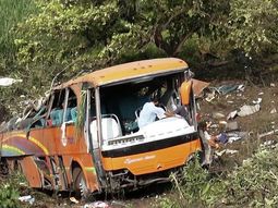 un micro cayo por un barranco y murieron 24 personas un micro cayo por un barranco y murieron 24 personas