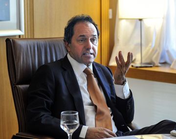 Scioli llegó al país y encabeza un gabinete de crisis por las inundaciones