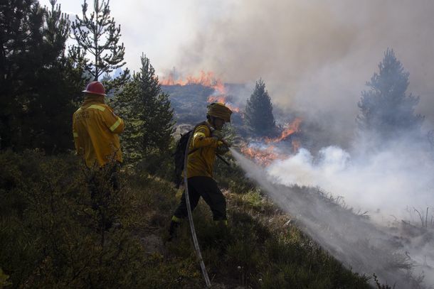 Trabajan con equipos de tierra para apagar los incendios cercanos a Bariloche pero esperan lluvias