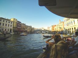 Los canales de Venecia tienen un tránsito pesado Los canales de Venecia tienen un tránsito pesado