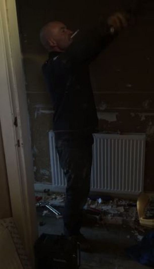 Encuentra a su plomero bailando una canción y lo graba