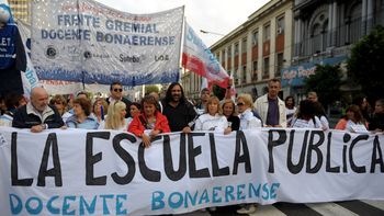 una multitud cierra la marcha de los docentes en la plata una multitud cierra la marcha de los docentes en la plata