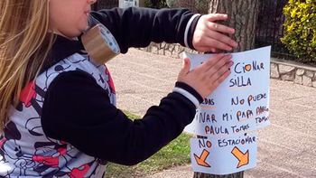 su papa no puede caminar, estacionan mal frente a su casa y pide ayuda con un cartel su papa no puede caminar, estacionan mal frente a su casa y pide ayuda con un cartel