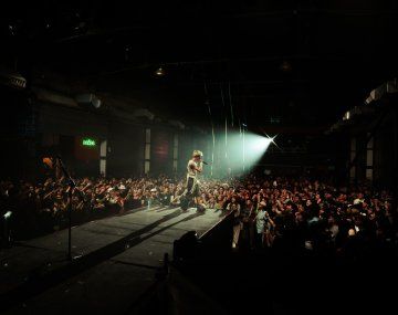 Seven Kayne brindó un increíble show con una propuesta explosiva