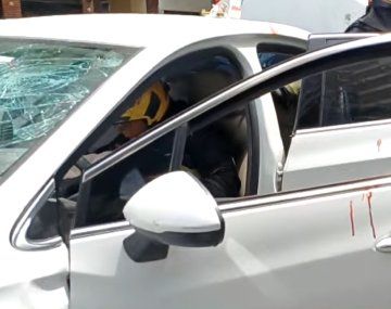 Violento choque entre dos autos en Floresta dejó a una persona atrapada