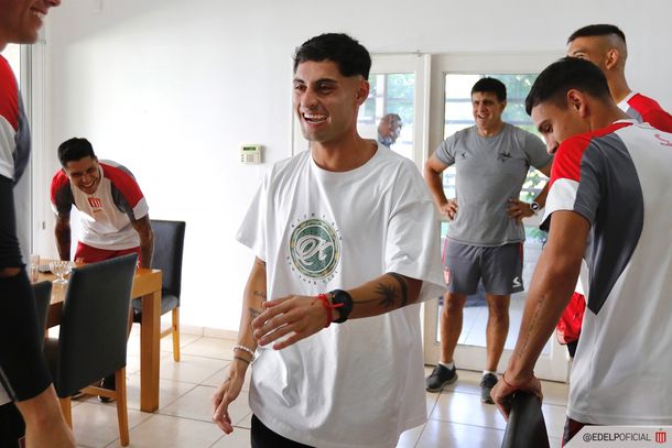 Javier Altamirano recibió el alta y visitó el entrenamiento de Estudiantes