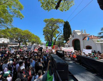 Personas con discapacidad marchan a la Quinta de Olivos contra el ajuste de Milei .