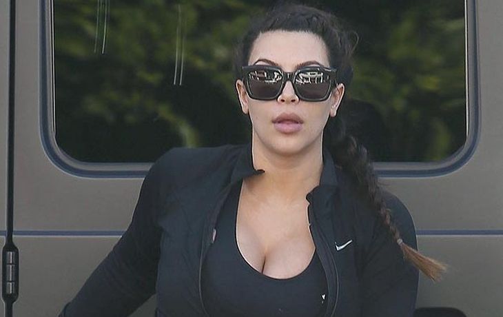 Kardashian con su look de mamita gimnasta