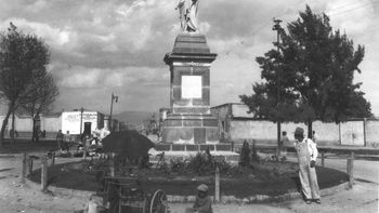 Maximiliano inaugura en 1865 la estatua de José María Morelos en la plazuela de Guardiola. Maximiliano inaugura en 1865 la estatua de José María Morelos en la plazuela de Guardiola.