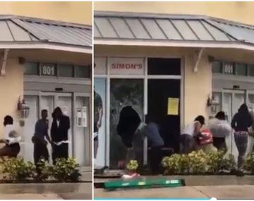Personas saqueando un negocio en el distrito&nbsp;de&nbsp;Fort Lauderdale, Miami