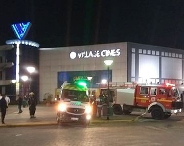 Pánico y evacuación en un cine de Pilar por un dispositivo encontrado en un baño