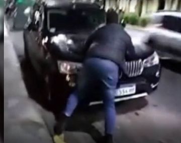 Atacó y rompió una camioneta de alta gama en pleno centro de La Plata