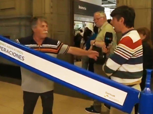 La tensa discusión de Robertito Funes Ugarte con un empleado en Plaza Constitución: Pedímelo por favor