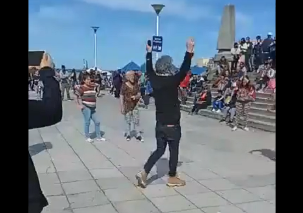 Juanse dio un recital improvisado en la Rambla marplatense