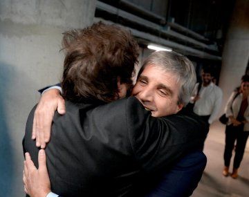 Abrazo entre Javier Milei y Luis Caputo. Foto: X @jmilei