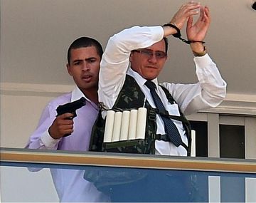 Con un arma de juguete