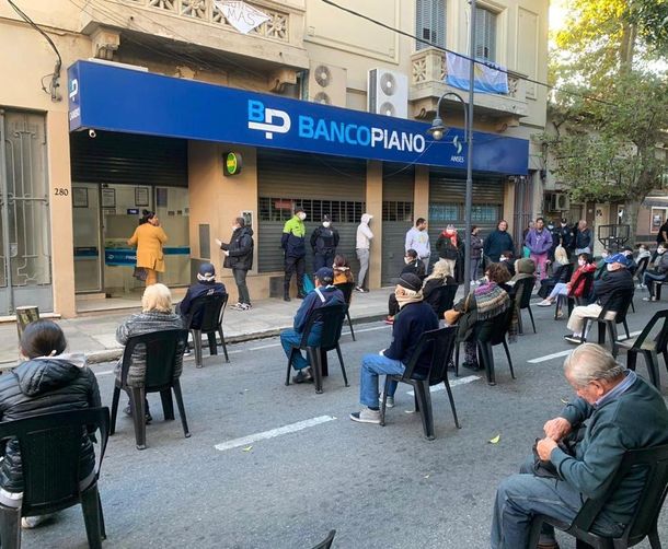 Sillas, café y distancia: postales de los bancos este sábado