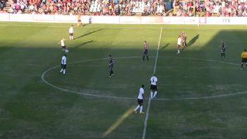 a lo chilavert: mira este gol de un defensor desde la mitad de cancha a lo chilavert: mira este gol de un defensor desde la mitad de cancha