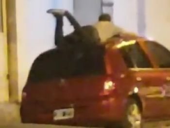 Insólito: un hombre se tiró en el techo de su auto para protegerlo del granizo