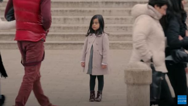 ¿Qué harías si vieras a una niña de 6 años sola en la calle?