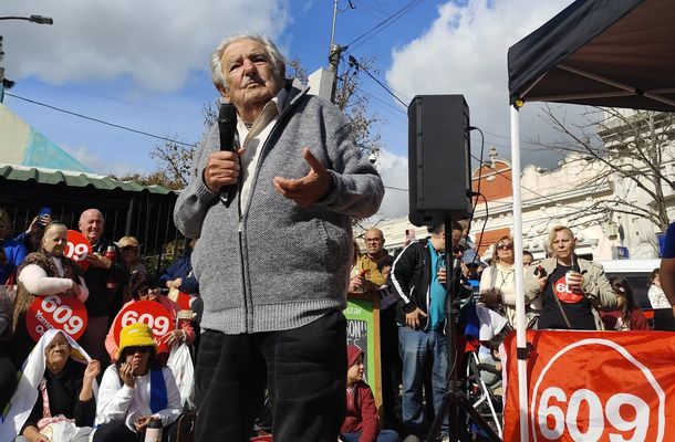 El expresidente José Mujica dio detalles de su tratamiento contra el cáncer durante un a actividad del Frente Amplio en Florida.