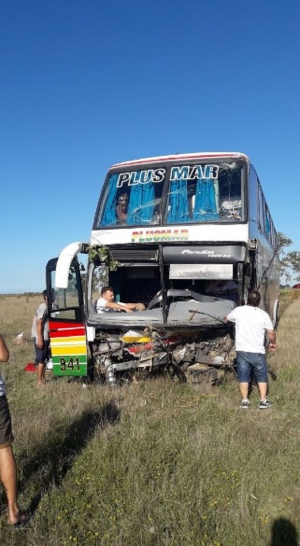 Chocaron un micro y un auto en Ruta 11 - Crédito:&nbsp;@Taxivista
