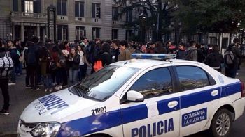 Una alumna se disparó en la cabeza en el Colegio Nacional de La Plata Una alumna se disparó en la cabeza en el Colegio Nacional de La Plata