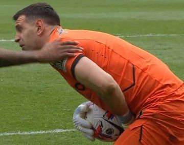 El golpe por el que Dibu Martínez salió lesionado