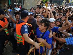 locura por el superclasico de verano: seis cuadras de cola por una entrada locura por el superclasico de verano: seis cuadras de cola por una entrada