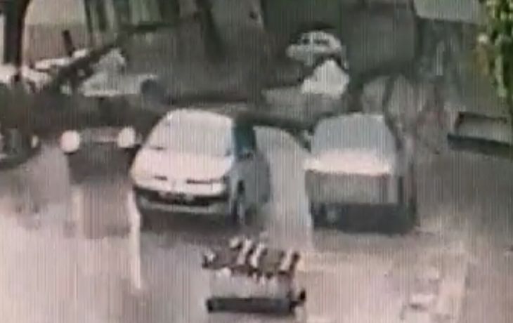 La tormenta derribó un árbol que cayó sobre cuatro autos